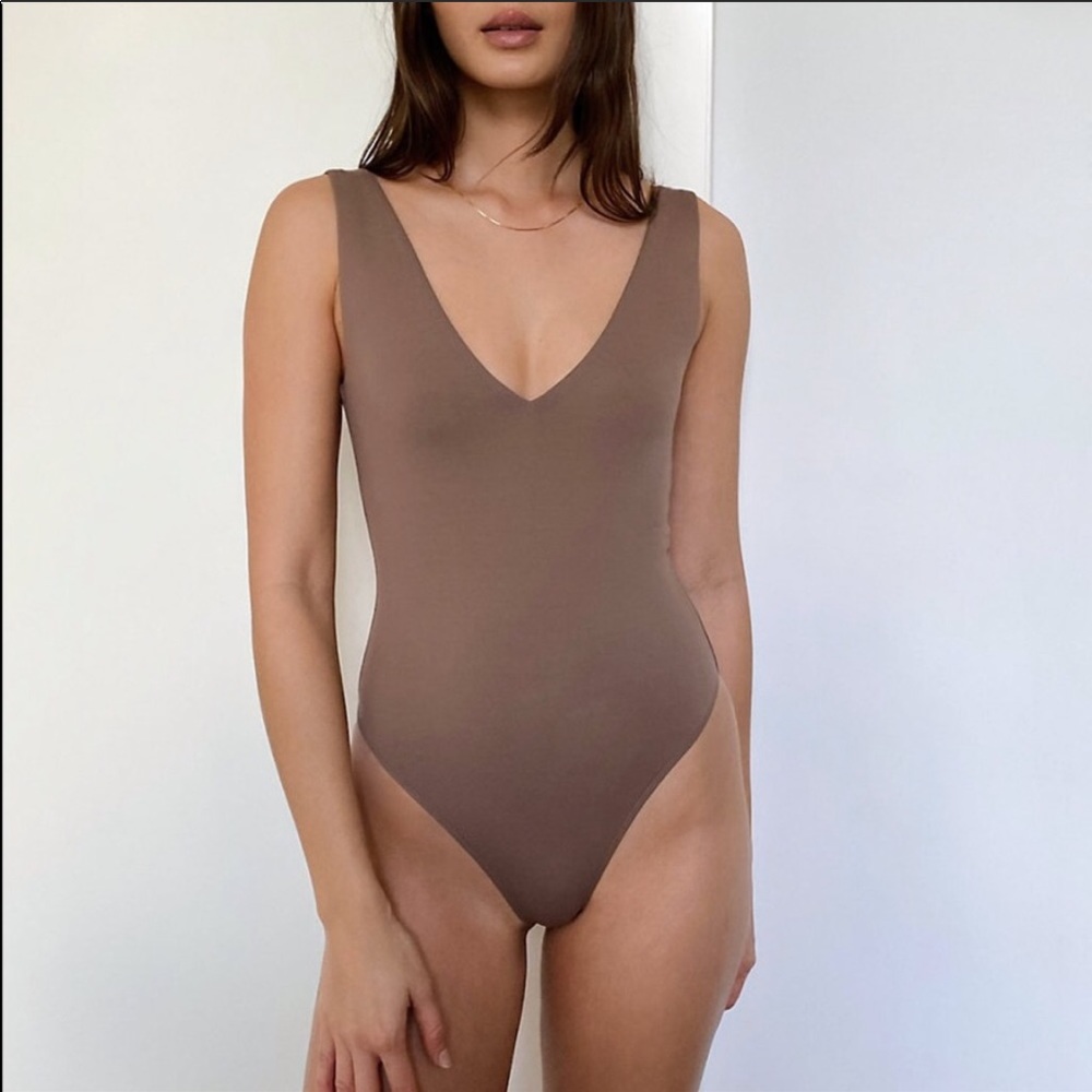XS Deep Taupe Babaton Contour V-Neck Bodysuit